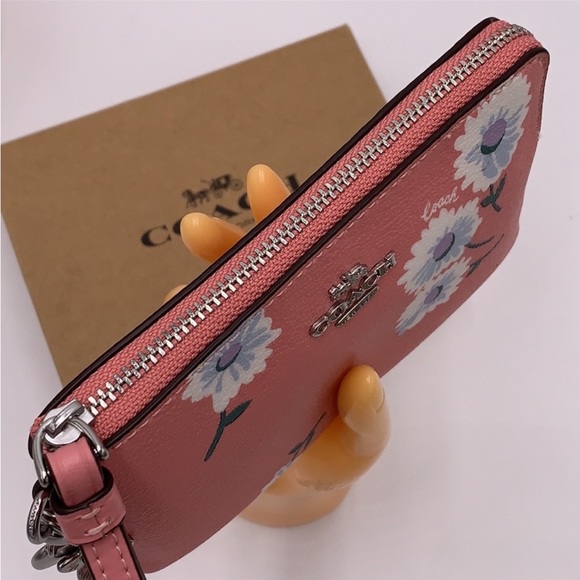 COACH Boxed Corner Zip Wristlet With Daisy Print - Picture 8 of 15
